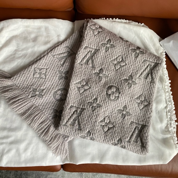 louis vuitton monogram logomania grey scarf Louis Vuitton Accessories | Louis Vuitton Monogram Logomania Grey Scarf | Poshmark